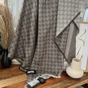 NWT GUCCI scarf shawl GG Guccissima 140x140 cm wool silk 281942 beige
